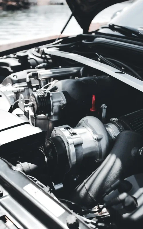 Motor con turbo en color blanco y negro